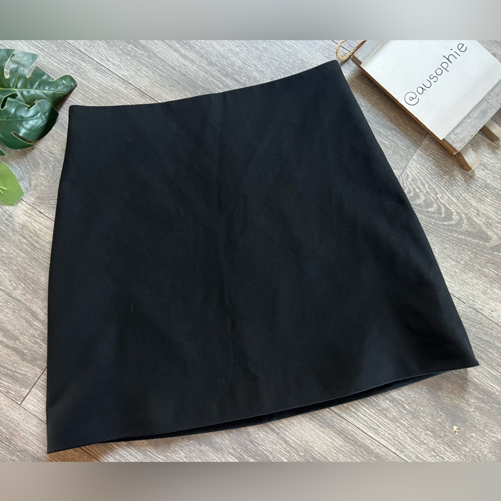 H&M Basics Classic Versatile Black Mini Skirt w Back Zip. Size 4